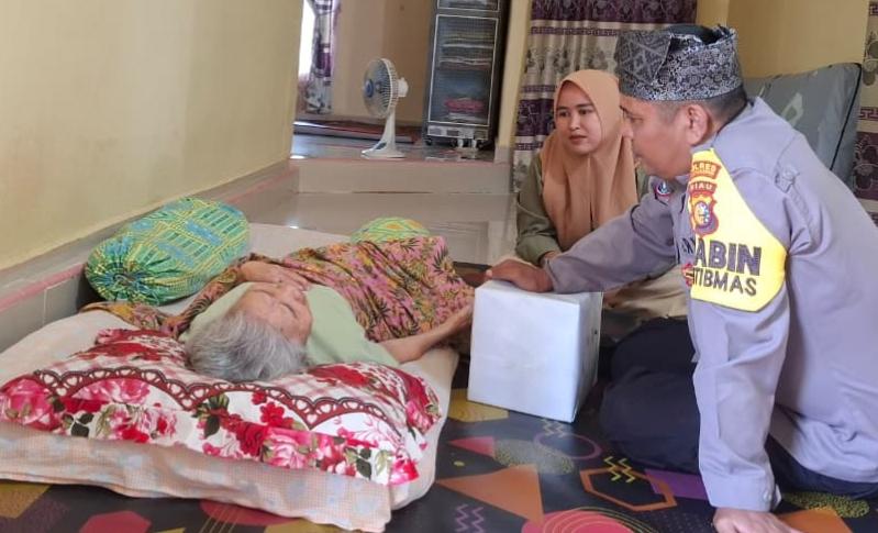 polsek-hulu-kuantan-kembali-bantu-masyarakat-kurang-mampu